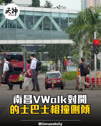 南昌 V Walk 的士與城巴機場快線相撞 的士側傾撞欄